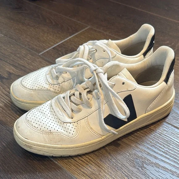 Veja V-10 Sneakers - Picture 2 of 10